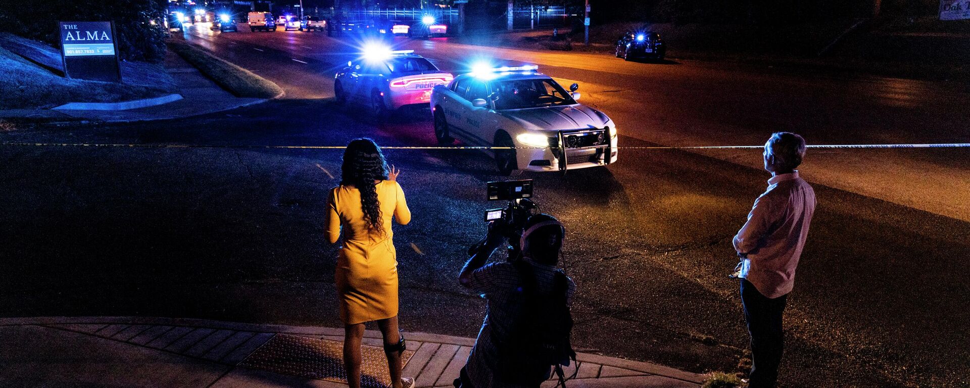 A news crew reports as police investigate the scene of a reported carjacking reportedly connected to a series of shootings on September 7, 2022 in Memphis, Tennessee - Sputnik International, 1920, 08.09.2022