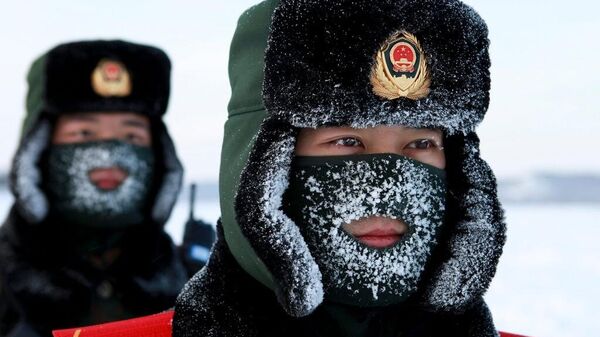 Chinese paramilitary police border guards train in the snow at Mohe County in China's northeast Heilongjiang province, on the border with Russia,  on December 12, 2016 - Sputnik International