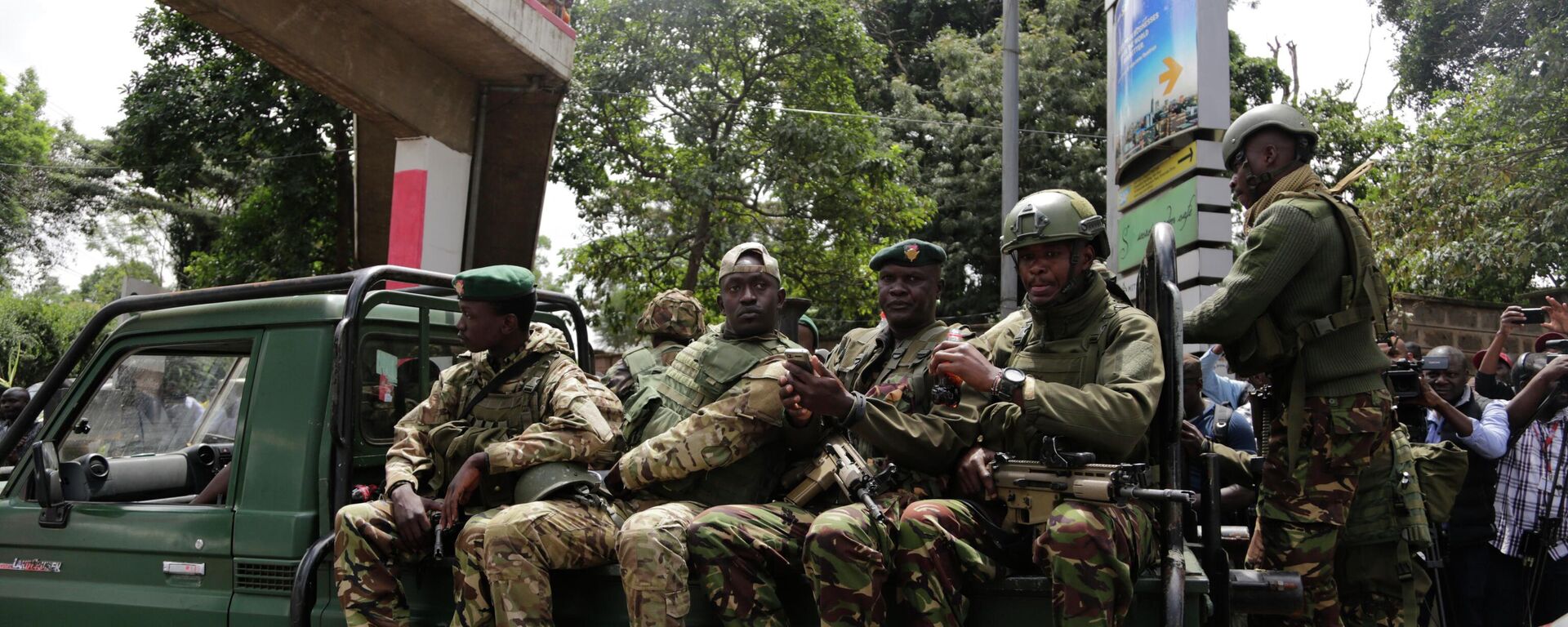 Members of Kenyan special forces at the scene of an attach by an extremist gunman Wednesday, Jan. 16, 2019 in Nairobi, Kenya.  Extremists stormed a luxury hotel in Kenya's capital on Tuesday, setting off thunderous explosions and gunning down people at cafe tables in an attack claimed by Africa's deadliest Islamic militant group.(AP Photo/Khalil Senosi) - Sputnik International, 1920, 08.09.2022