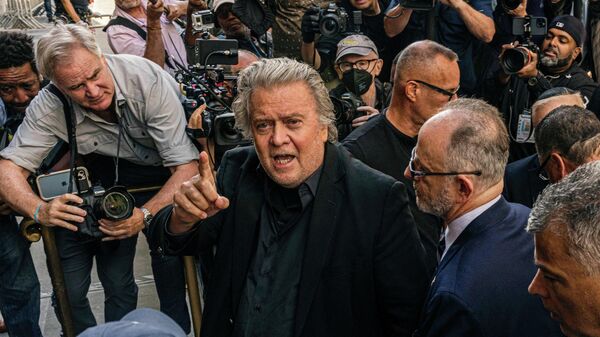 Donald Trump's former advisor Steve Bannon (C) arrives for court in New York on September 8, 2022, to be charged with fraud in a case of alleged misappropriation of funds for the construction of a wall between the US and Mexico - Sputnik International