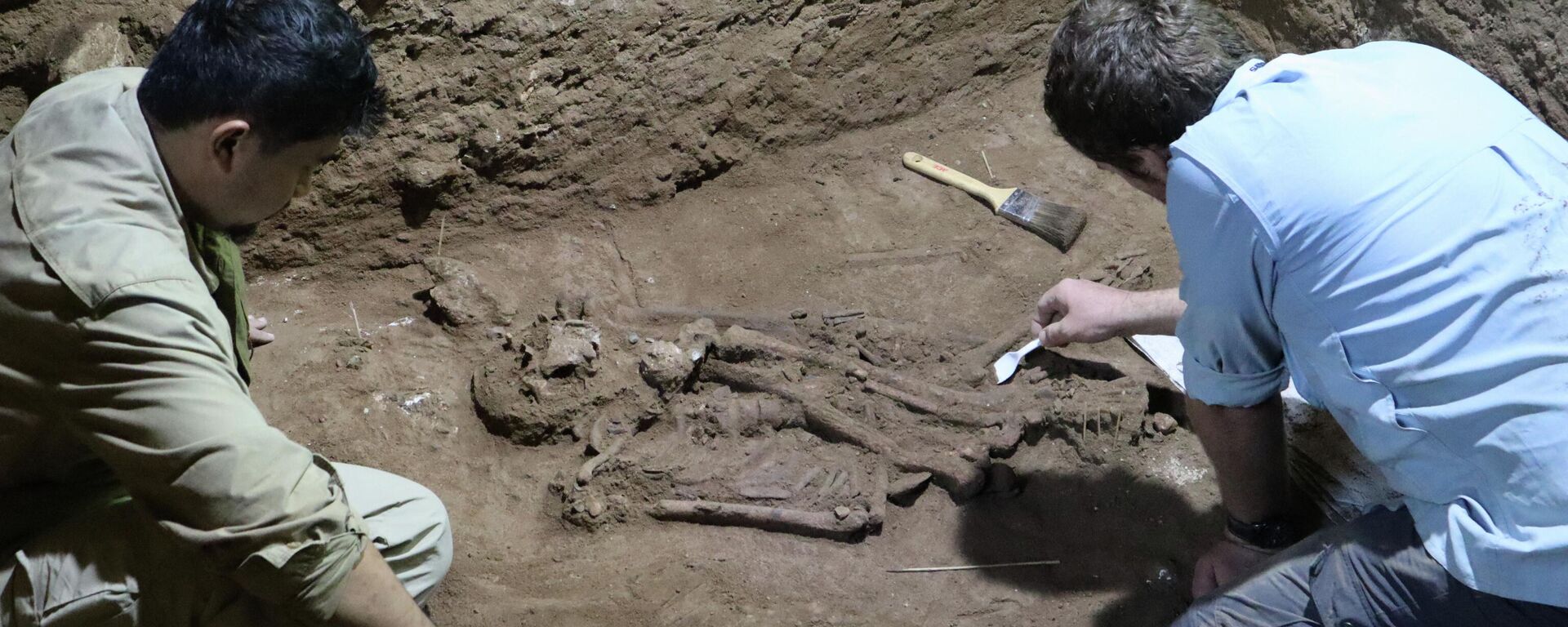This handout photograph taken on March 1, 2020 and released by Griffith University shows scientists excavating remains dating back some 31,000 years in the Liang Tebo cave in Borneo’s East Kalimantan. - A skeleton discovered in a remote corner of Borneo rewrites the history of ancient medicine and proves amputation surgery was successfully carried out some 31,000 years ago, scientists said September 7, 2022 - Sputnik International, 1920, 08.09.2022