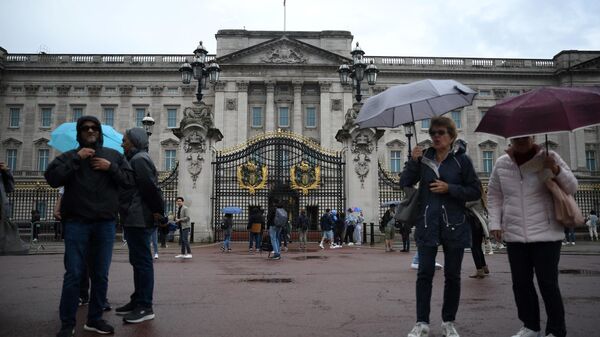 Visitors walk past Buckingham palace, central London, on September 8, 2022 - Sputnik International