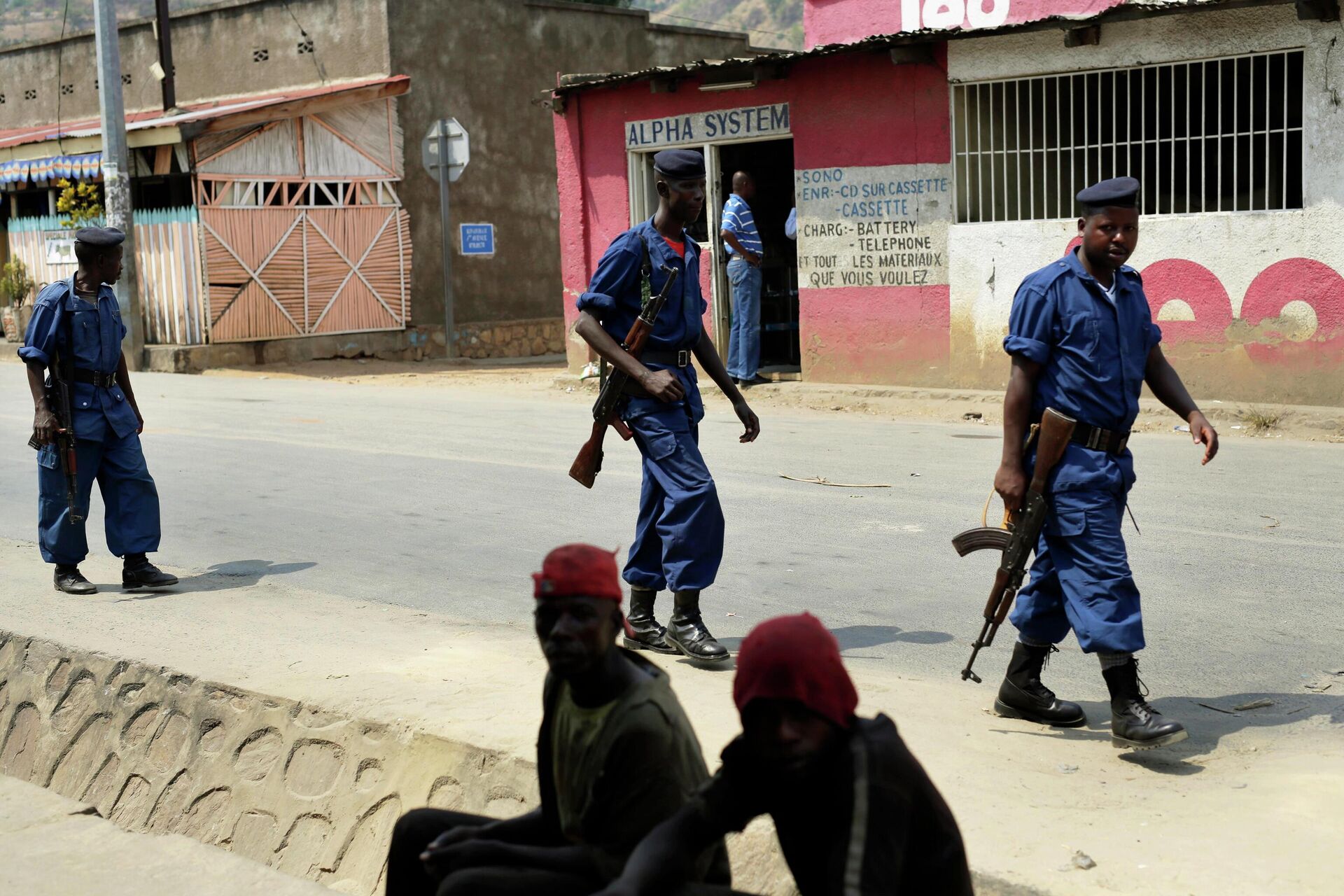 FILE - Policemen patrol the Musaga district of Bujumbura, Burundi on July 20, 2015. Opposition leaders and human rights groups warned in Dec. 2021 that Burundi's government has shown little if any improvement under Ndayishimiye, who took office after the death of President Pierre Nkurunziza in 2020 with talk of reforms after years of deadly political crackdowns. (AP Photo/Jerome Delay, File) - Sputnik International, 1920, 08.09.2022