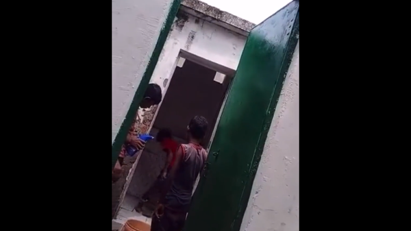 Screenshot from a video allegedly showing an Uttar Pradesh teacher forcing kids to clean toilets - Sputnik International