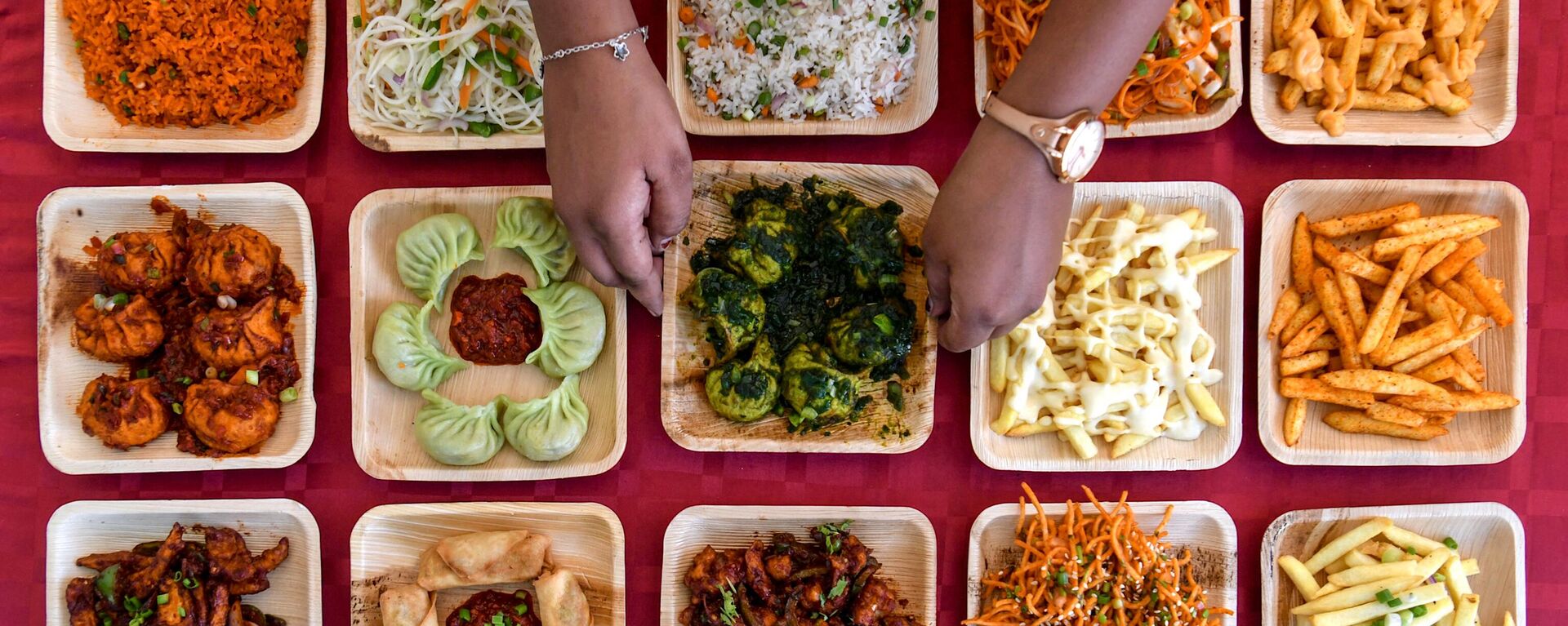 A chef displays the varieties of dishes on offer at a food stall at the 'Bengaluru Aaharotsava', a 3-day vegetarian food festival, in Bangalore on October 18, 2019 - Sputnik International, 1920, 08.09.2022
