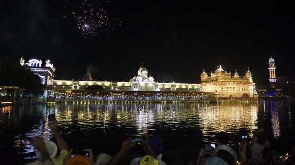 Fireworks lit over the Golden Temple on the occasion of the 418th anniversary of the installation of the Guru Granth Sahib (Sikh holy book) in Amritsar on August 28, 2022 - Sputnik International