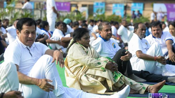 Telangana Governor Tamilisai Soundararajan (C) participates in a mass yoga session at Lal Bahadur Shastri Stadium in Hyderabad on May  27, 2022 - Sputnik International
