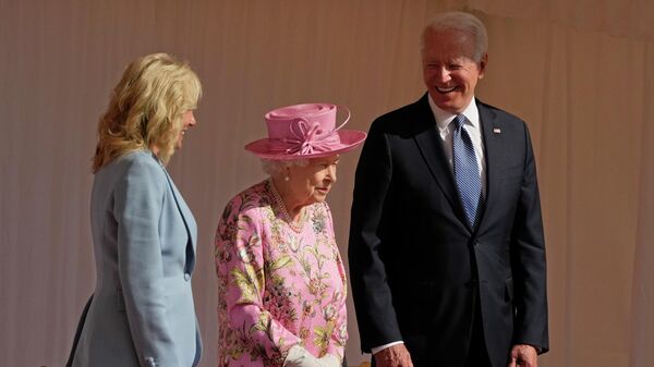 President Joe Biden and first lady Jill Biden smile while standing with Britain's Queen Elizabeth II watching a Guard of Honour march past before their meeting at Windsor Castle near London, June 13, 2021. - Sputnik International