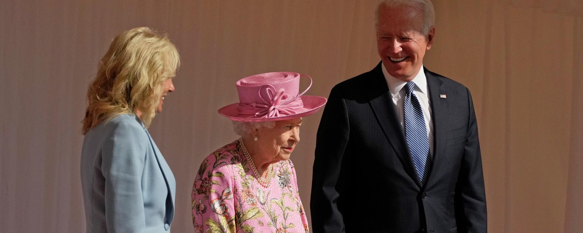 President Joe Biden and first lady Jill Biden smile while standing with Britain's Queen Elizabeth II watching a Guard of Honour march past before their meeting at Windsor Castle near London, June 13, 2021. - Sputnik International, 1920, 09.09.2022