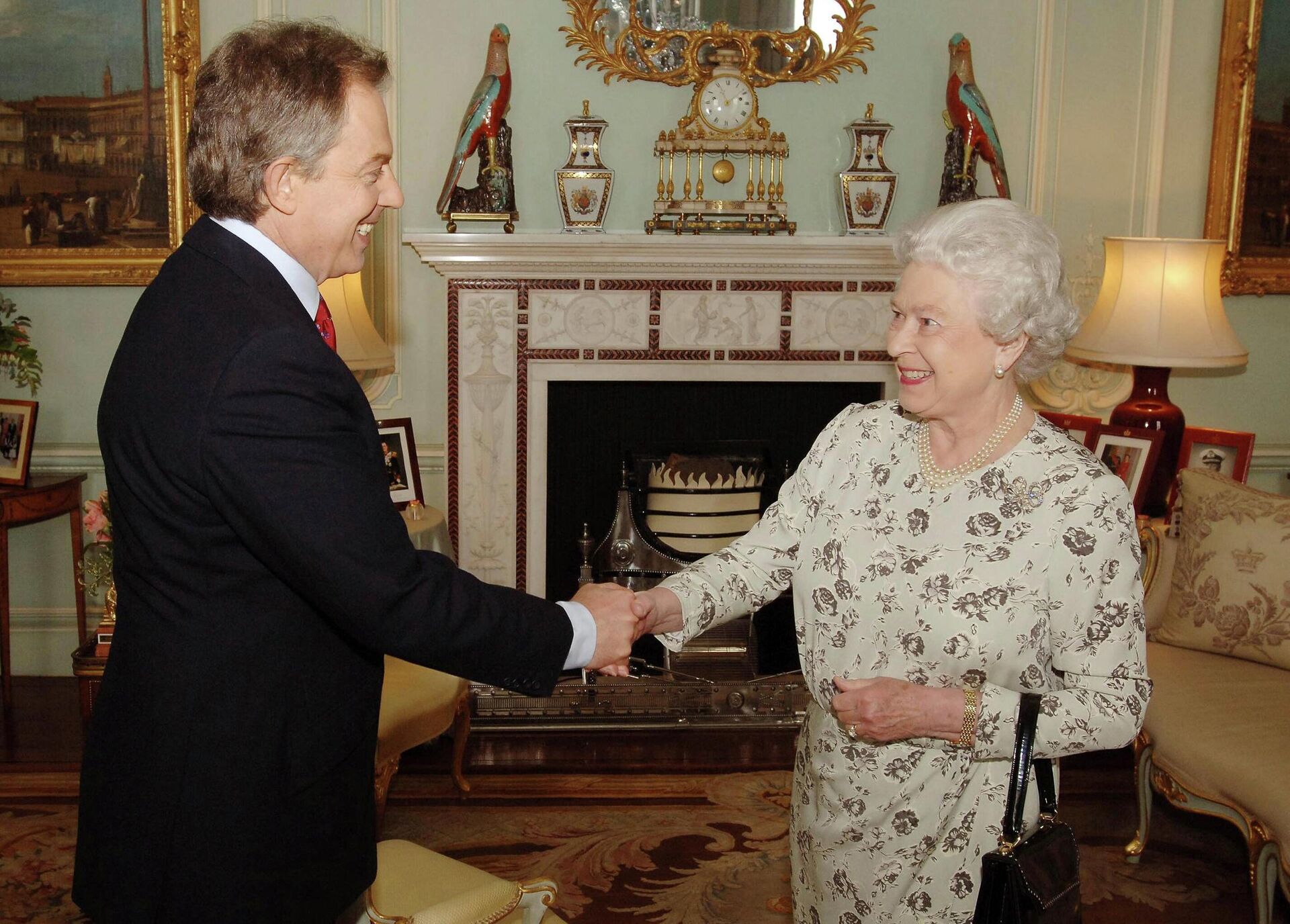 FILE - Britain's Queen Elizabeth II receives the leader of the Labour Party, Tony Blair Friday May 6, 2005, at Buckingham Palace after the Labour Party won a historic third term in office - but with a reduced majority. In seven decades on the throne, Queen Elizabeth II saw 15 British prime ministers come and go, from Winston Churchill to Margaret Thatcher to Boris Johnson to Liz Truss. - Sputnik International, 1920, 09.09.2022