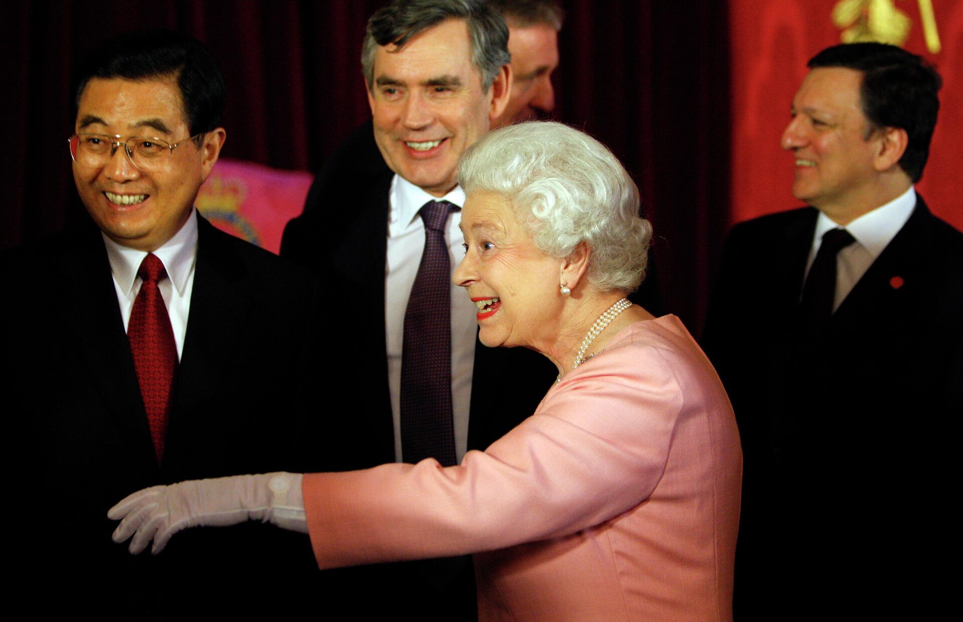 FILE - Britain's Queen Elizabeth II gestures in front of Britain's Prime Minister Gordon Brown, back center, after a group photograph of G20 leaders at Buckingham Palace in London, Wednesday, April 1, 2009. At left China's President Hu Jintao, at right in background, President of the European Commission, Jose Manuel Barroso. In seven decades on the throne, Queen Elizabeth II saw 15 British prime ministers come and go, from Winston Churchill to Margaret Thatcher to Boris Johnson to Liz Truss. - Sputnik International, 1920, 09.09.2022