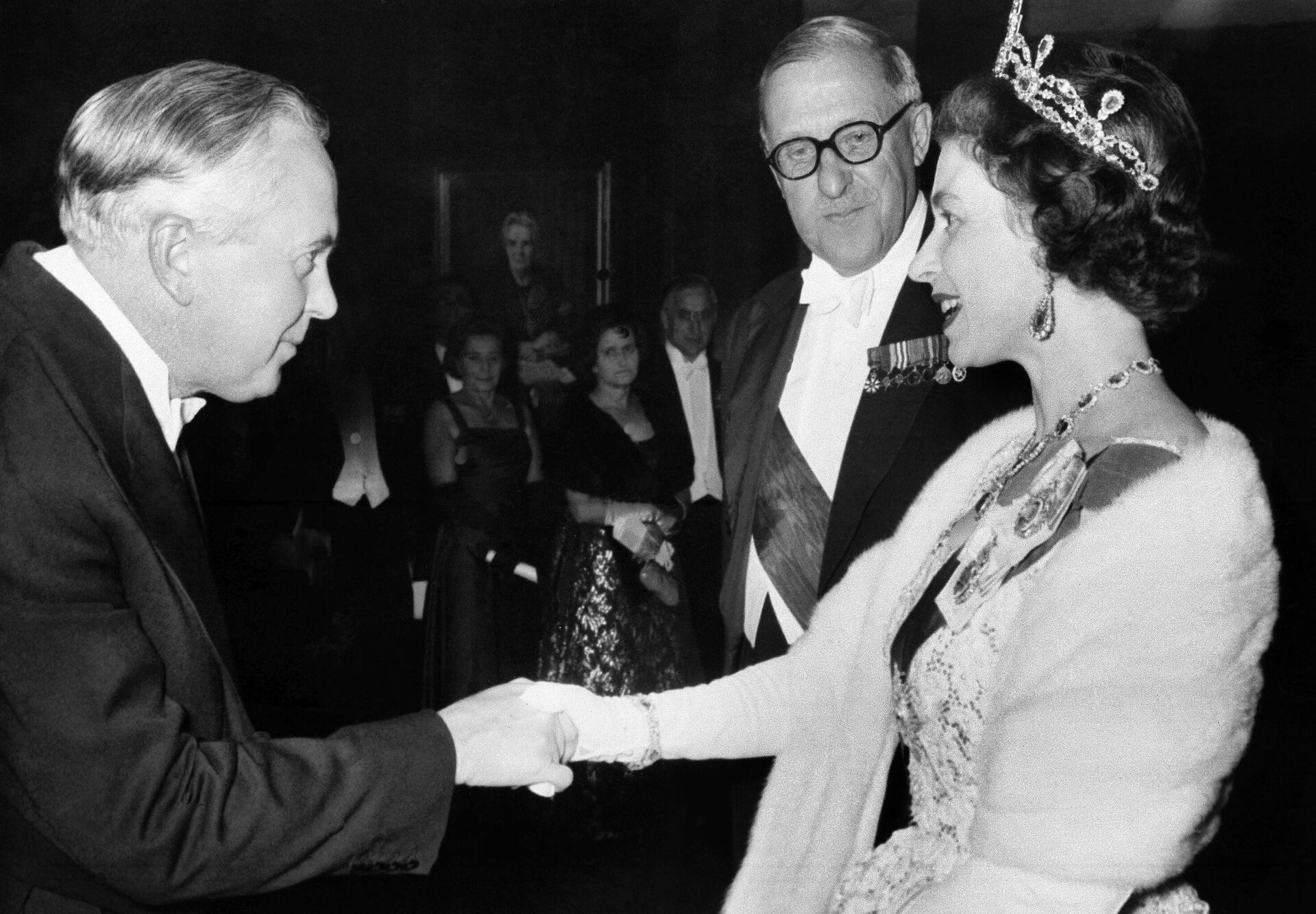 FILE - British Queen Elizabeth greets Prime Minister Harold Wilson at a reception in County Hall, Westminster, London on Nov. 11, 1964.  - Sputnik International, 1920, 09.09.2022