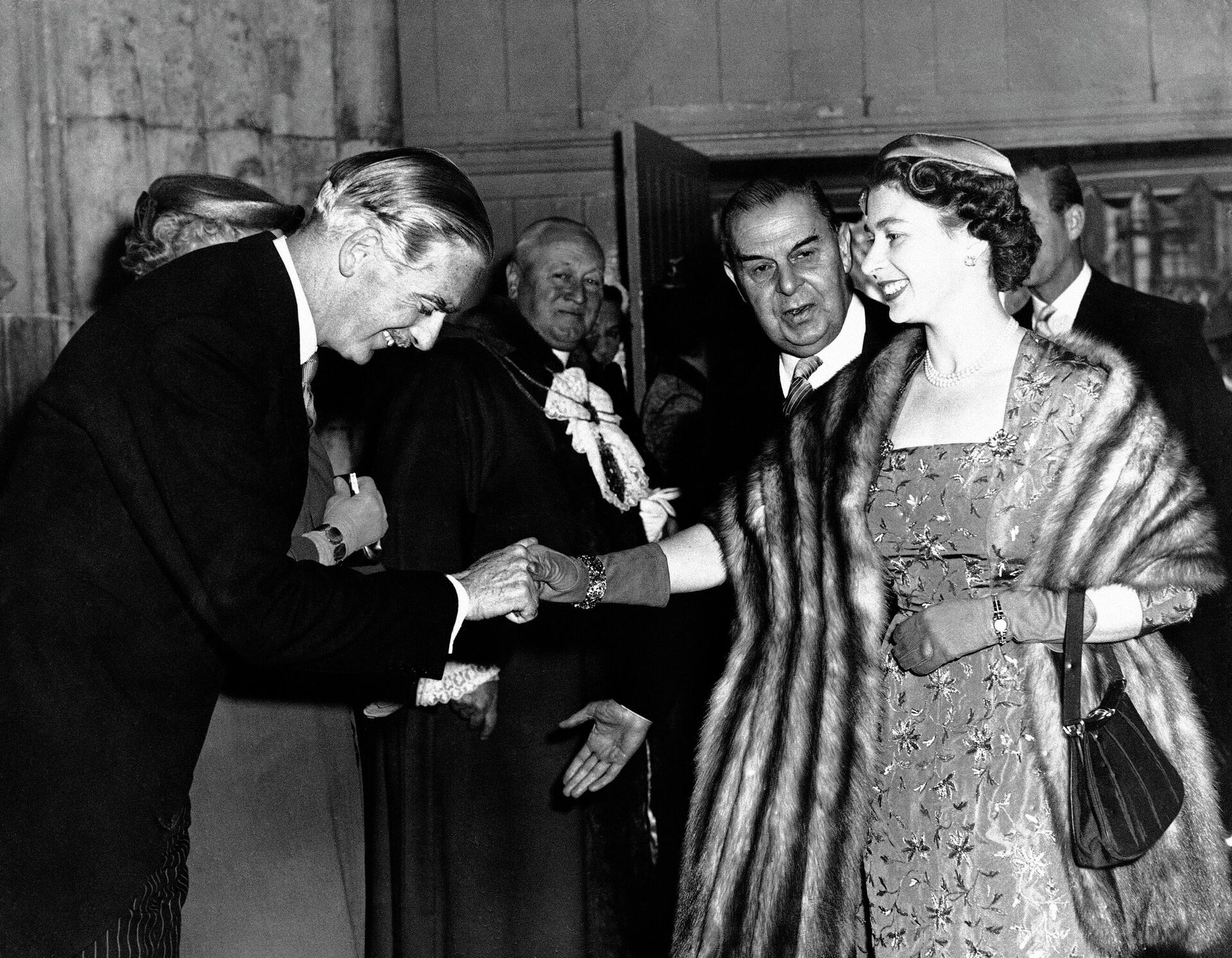 FILE - Britain's Prime Minister Anthony Eden, left, fresh from his victory over the Labor Party opposition in the British frogman incident, smiles and bows as he welcomes Queen Elizabeth II on her arrival at London's Guildhall on May 15, 1956. - Sputnik International, 1920, 09.09.2022