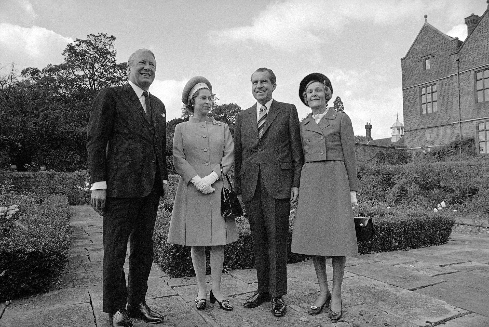 Queen Elizabeth II and British Prime Minister Edward Heath stand with United States President Richard Nixon and Mrs. Nixon, right, on the terrace at Chequers, United Kingdom, the Prime Minister's official country residence on Oct. 3, 1970, before lunching there. The Nixon's were on a flying visit to England as part of the President's European tour.  - Sputnik International, 1920, 09.09.2022