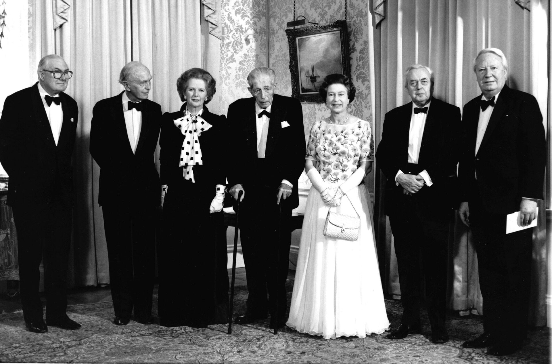 FILE - Britain's Queen Elizabeth II, centre right and Prime Minister Margaret Thatcher, centre left pose with former British premiers at a dinner at London's 10 Downing Street, Dec. 4, 1985, to celebrate the 250th anniversary of the British prime minister's London residence. From left, James Callaghan, Alec Douglas-Home, Harold Macmillan, Harold Wilson and Edward Heath. - Sputnik International, 1920, 09.09.2022