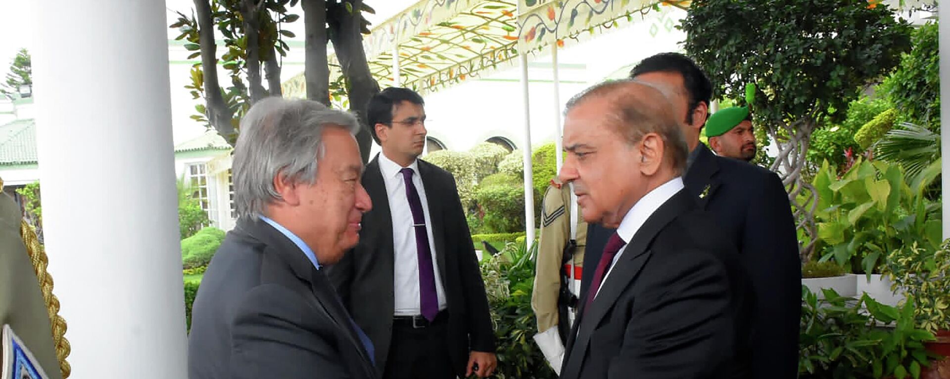 In this handout photo released by Pakistan Prime Minister Office, U.N. Secretary-General Antonio Guterres, left, shake hand with Pakistan Prime Minister Shahbaz Sharif in Islamabad, Pakistan, Friday, Sept. 9, 2022. - Sputnik International, 1920, 09.09.2022