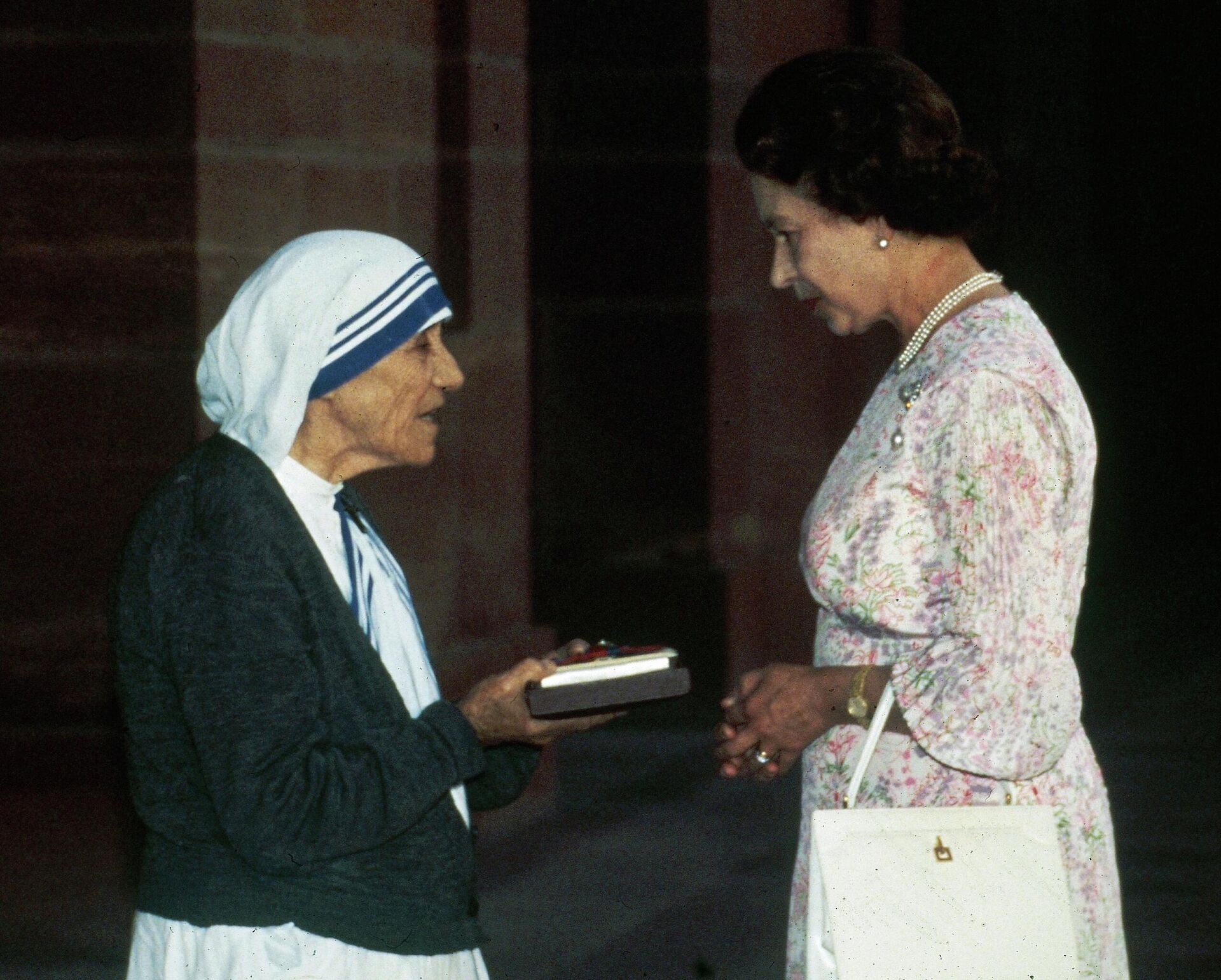 FILE - In this Nov. 24, 1983 file photo, Mother Teresa of Calcutta, left, receives the Insignia of the Honorary Order of Merit from Britain'sQueen Elizabeth II at the Rashtrapati Shavar in New Delhi. Queen Elizabeth II, Britain’s longest-reigning monarch and a rock of stability across much of a turbulent century, has died. She was 96. Buckingham Palace made the announcement in a statement on Thursday Sept. 8, 2022 - Sputnik International, 1920, 09.09.2022