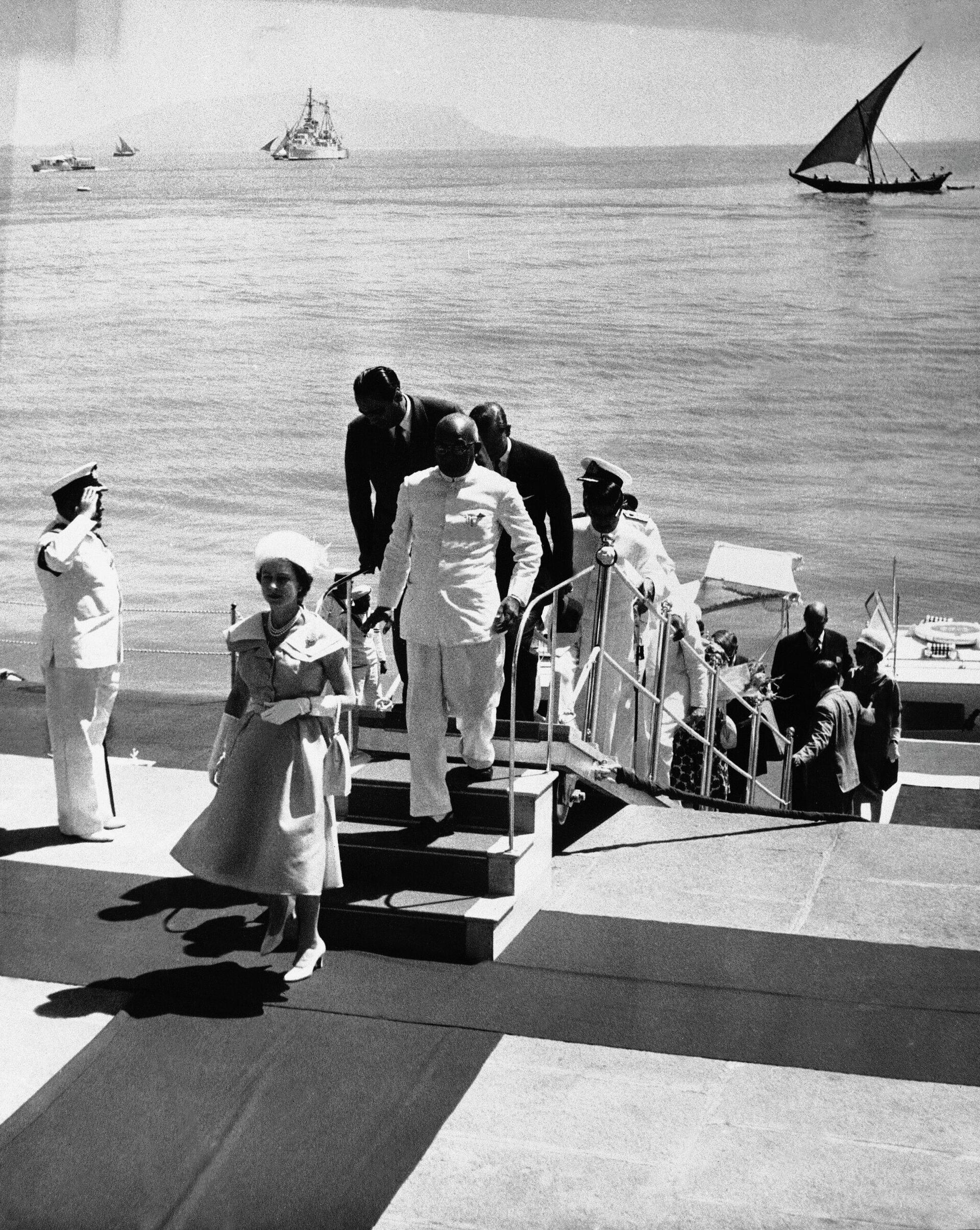FILE - In this file photo dated Feb. 26, 1961, Britain's Queen Elizabeth II steps ashore at Bombay, India, for a visit to the atomic energy plant at the Gateway to India, which King George V called the jewel of the British crown during his 1911 visit - Sputnik International, 1920, 09.09.2022