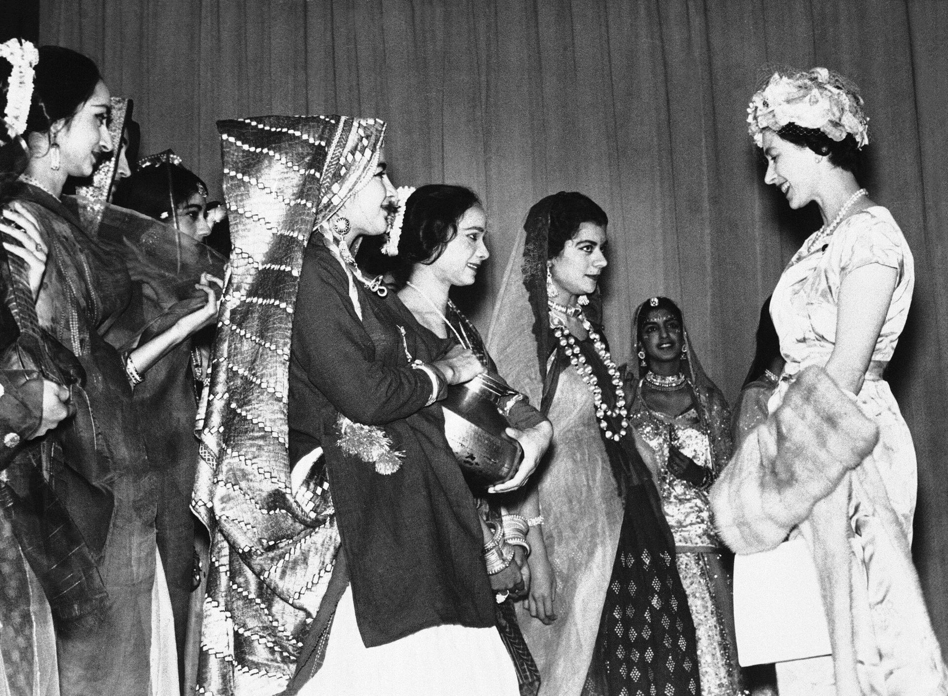 Britain's Queen Elizabeth II chats with some of the Indian girls who took part in an elaborate pageant at New Delhi on Jan. 30, 1961 - Sputnik International, 1920, 09.09.2022