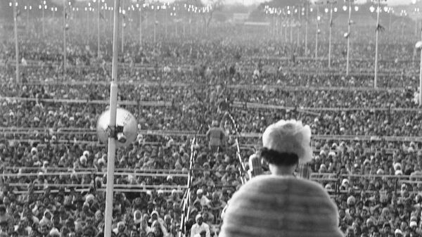 Queen Elizabeth II of great Britain delivers and address to a vast gathering of more than a quarter of a million Indians at the Ramlila assembly grounds outside the walls of old Delhi, India on Jan. 28, 1961 - Sputnik International