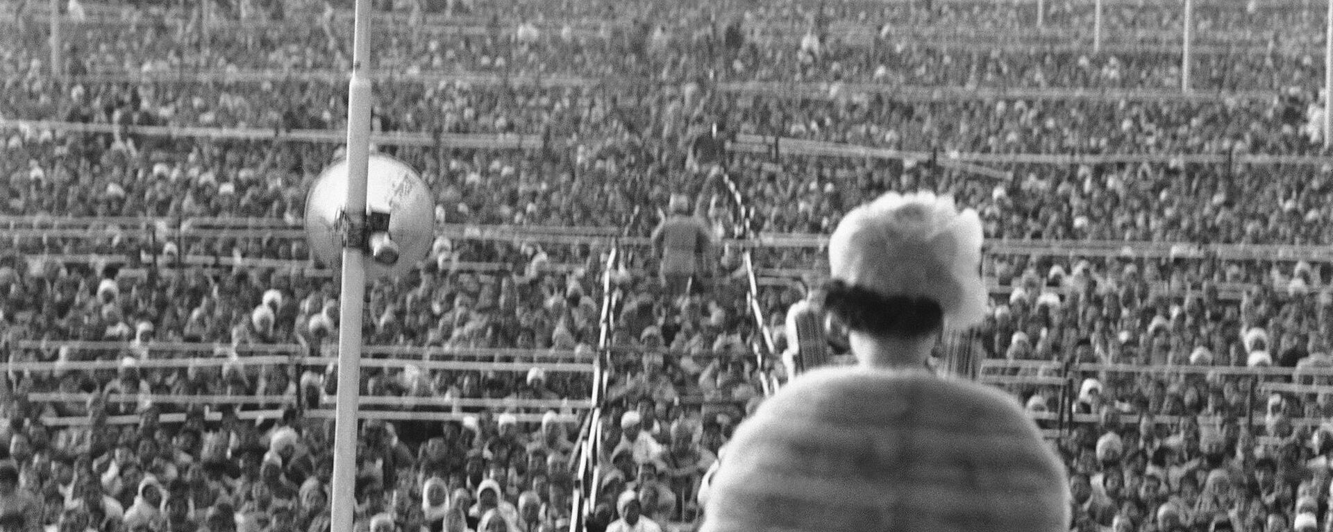 Britain's Queen Elizabeth II delivers and addresses a large gathering of more than a quarter of a million Indians at the Ramlila Assembly Ground outside the walls of Old Delhi, India, on 28 January 1961 - Sputnik International, 1920, 09.09.2022