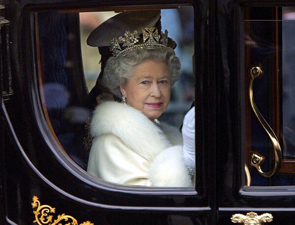 Queen Elizabeth II acknowledges the crowd from her horse carriage as she leaves Buckingham palace for the opening of parliament in London, 06 December 2000 - Sputnik International