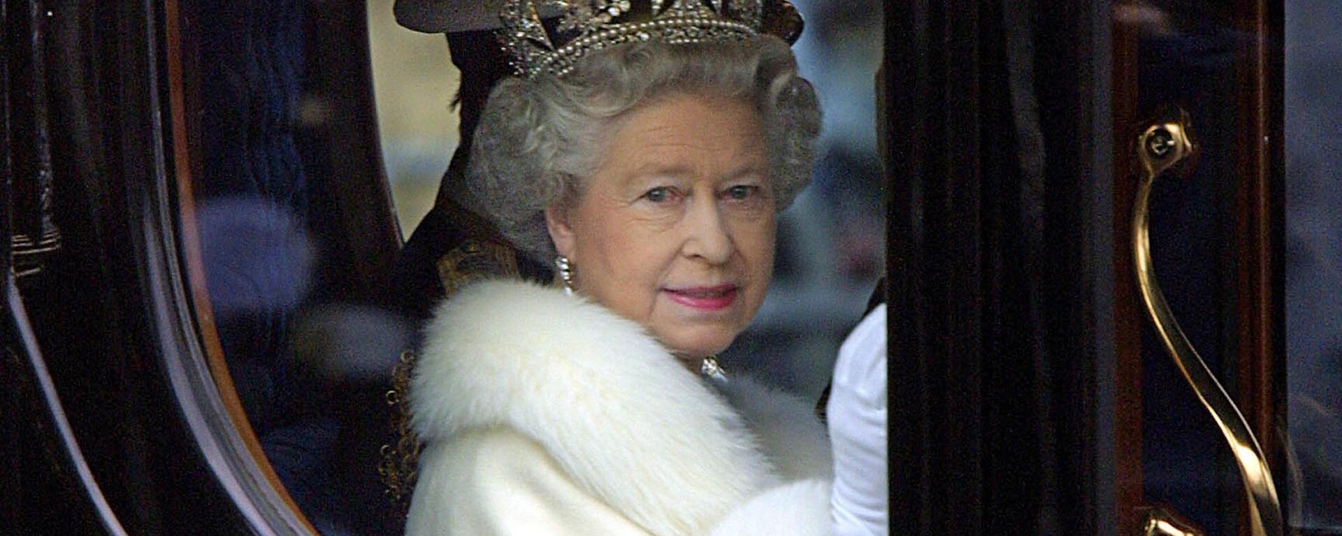 Queen Elizabeth II acknowledges the crowd from her horse carriage as she leaves Buckingham palace for the opening of parliament in London, 06 December 2000 - Sputnik International, 1920, 09.09.2022