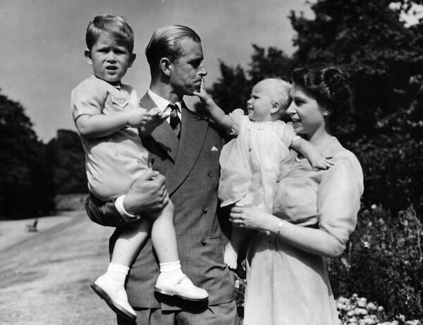 Britain&#x27;s Queen Elizabeth II, then Princess Elizabeth, stands with her husband Prince Philip, Duke of Edinburgh, and their children. - Sputnik International