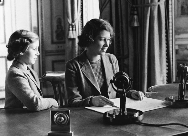 Princess Elizabeth (center), during her speech to British girls and boys evacuated abroad, October 22, 1940, London, England. - Sputnik International