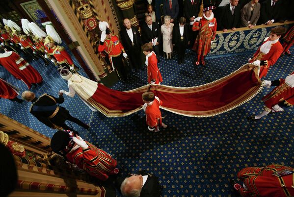 Королева Великобритании Елизавета II и принц Филипп проходят по Королевской галерее во время Государственного открытия парламента в Палате лордов в Лондоне, 2014 год - Sputnik International