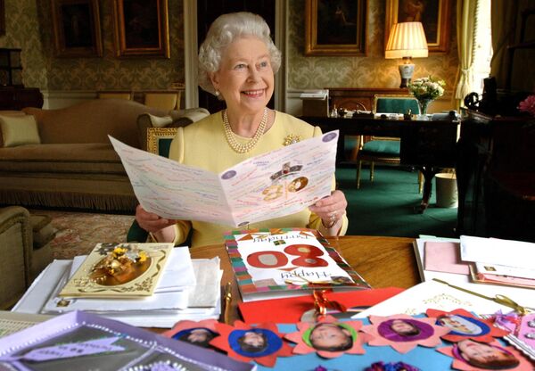 Britain's Queen Elizabeth II sits in the Regency Room at Buckingham Palace in London 19 April 2006 as she looks at some of the cards which have been sent to her for her 80th birthday - Sputnik International