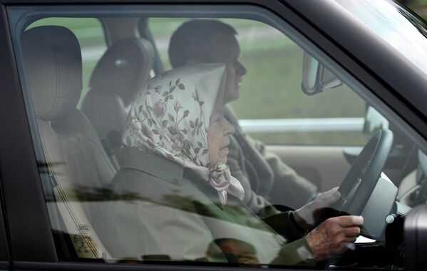 Королева Великобритании Елизавета II за рулем автомобиля в Лондоне, 2019 год - Sputnik International