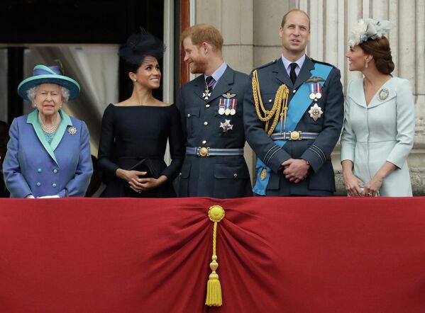Королева Великобритании Елизавета II, Меган, герцогиня Сассекская, принц Гарри, принц Уильям и Кейт, герцогиня Кембриджская - Sputnik International