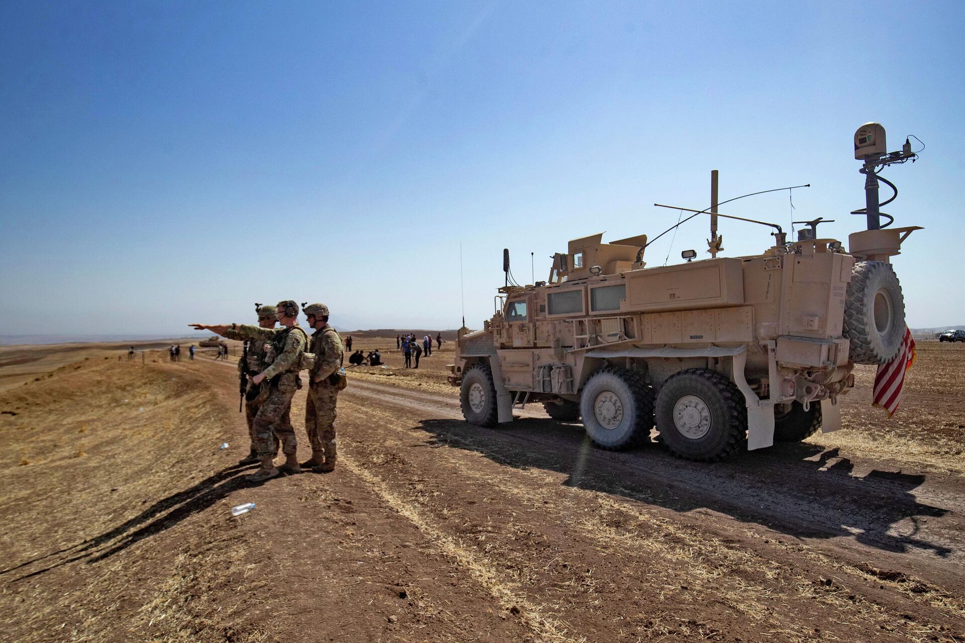 US soldiers stand near a Mine Resistant Ambush Protected (MRAP) military vehicle as they attend a joint military exercise between forces of the US-led Combined Joint Task Force-Operation Inherent Resolve coalition against the Islamic State (IS) group and members of the Syrian Democratic Forces (SDF) in the countryside of the town of al-Malikiya (Derik in Kurdish) in Syria's northeastern Hasakah province on September 7, 2022 - Sputnik International, 1920, 09.09.2022