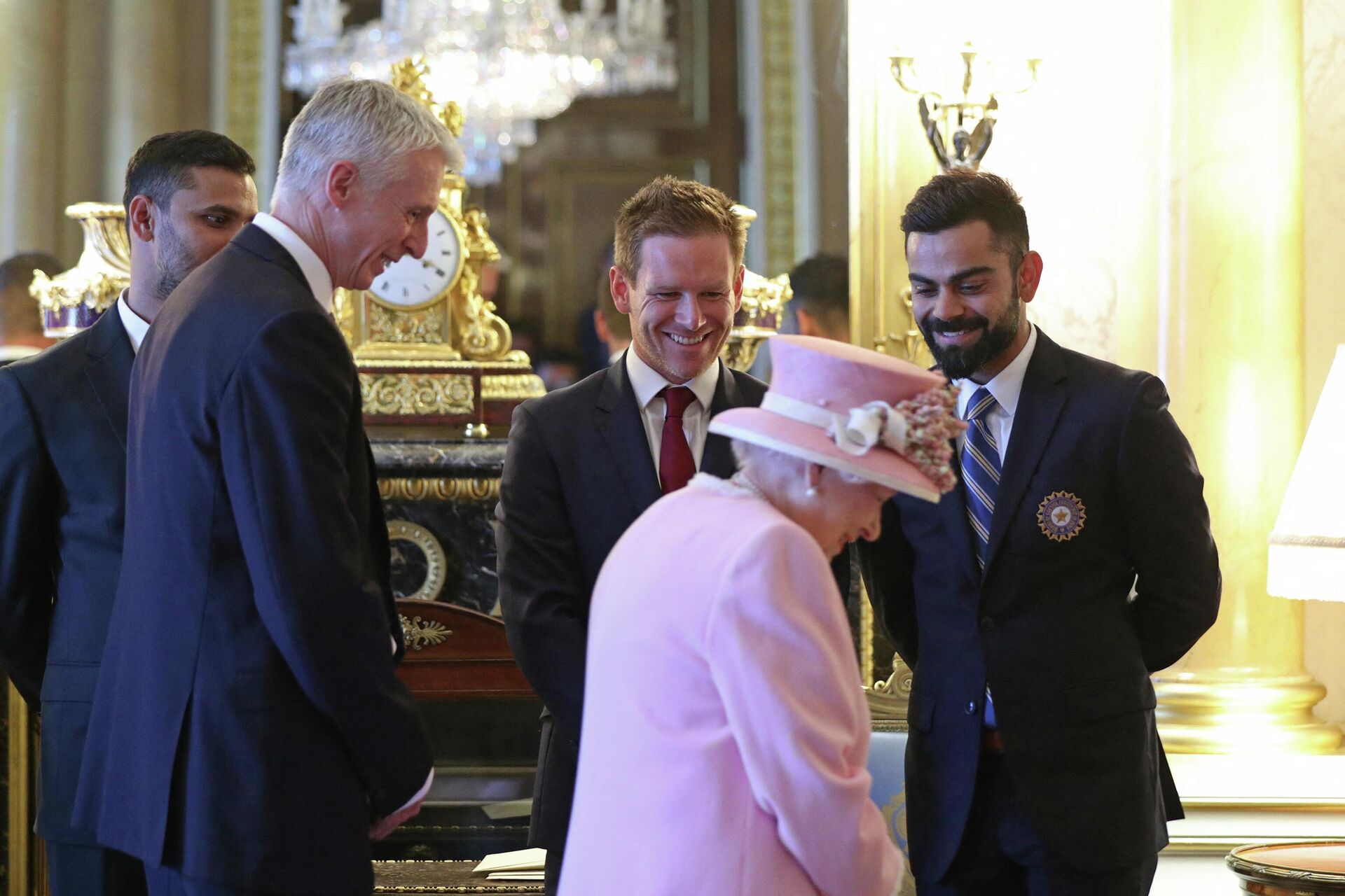 Britain's Queen Elizabeth II passes England's captain Eoin Morgan (C) and India's captain Virat Kohli (R) during a meeting with the captains of the cricket teams participating in the ICC Cricket World Cup 2019, in the 1844 Room at Buckingham Palace, London on May 29, 2019, ahead of the competition's Opening Party on the Mall - Sputnik International, 1920, 09.09.2022