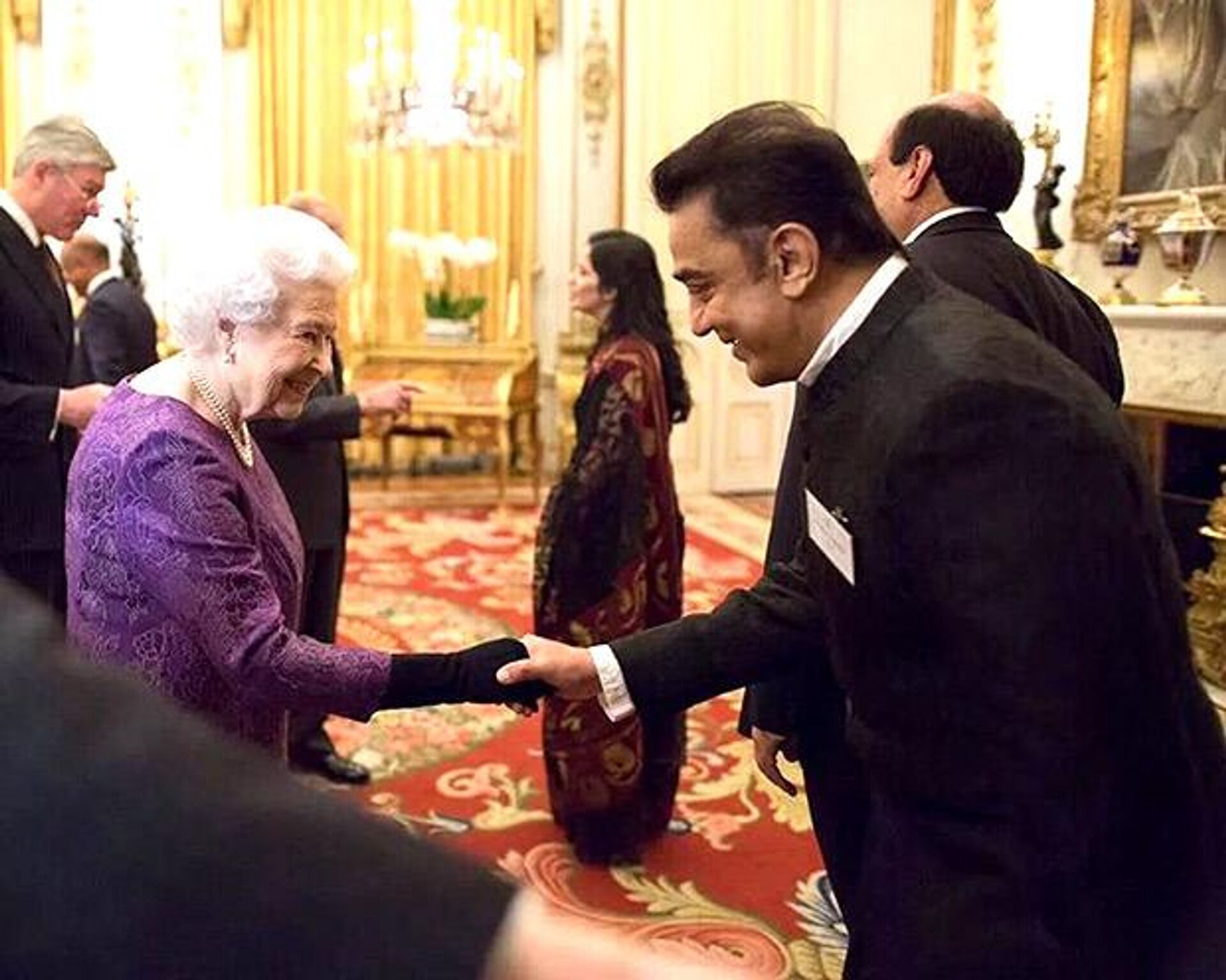 Kamal Haasan with Queen Elizabeth in Buckingham Palace - Sputnik International, 1920, 09.09.2022