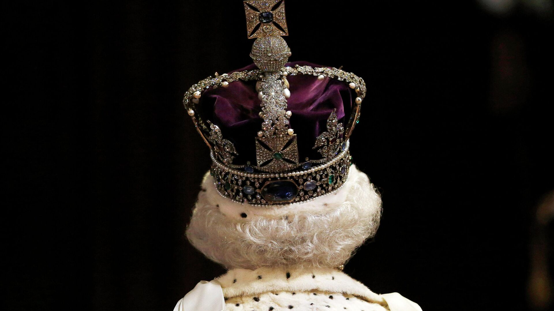 In this file photo taken on May 27, 2015 Britain's Queen Elizabeth II, wearing the Imperial State Crown, proceeds through the Royal Gallery as she attends the State Opening of Parliament in the House of Lords at the Palace of Westminster in central London on May 27, 2015 - Sputnik International, 1920, 19.09.2022
