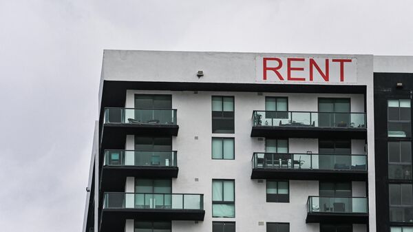 A Rent sign is displayed on an apartment building in Miami, Florida on January 20, 2022 - Sputnik International