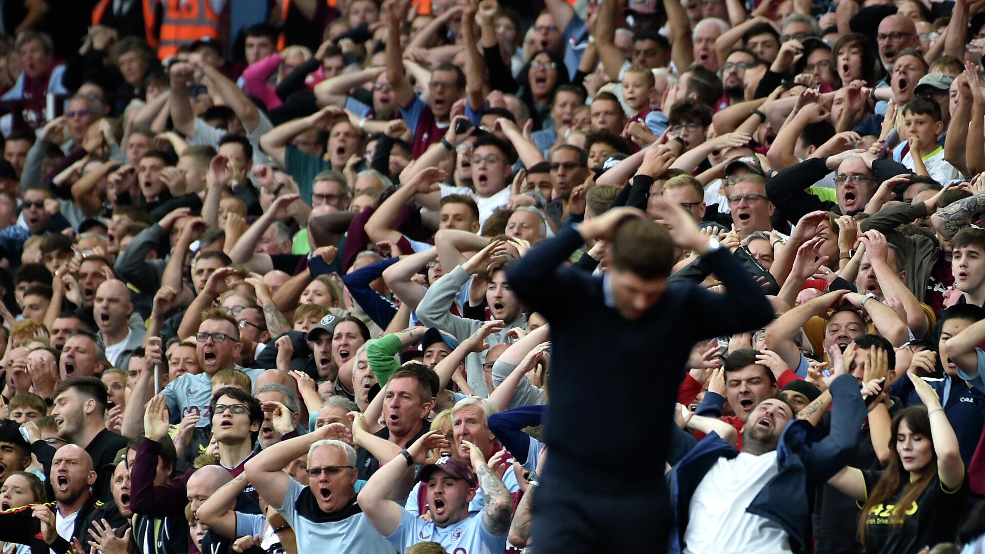 Fans react during the English Premier League soccer match between Aston Villa and Manchester City at Villa Park in Birmingham, England, Saturday, Sept. 3, 2022.  - Sputnik International, 1920, 23.11.2023