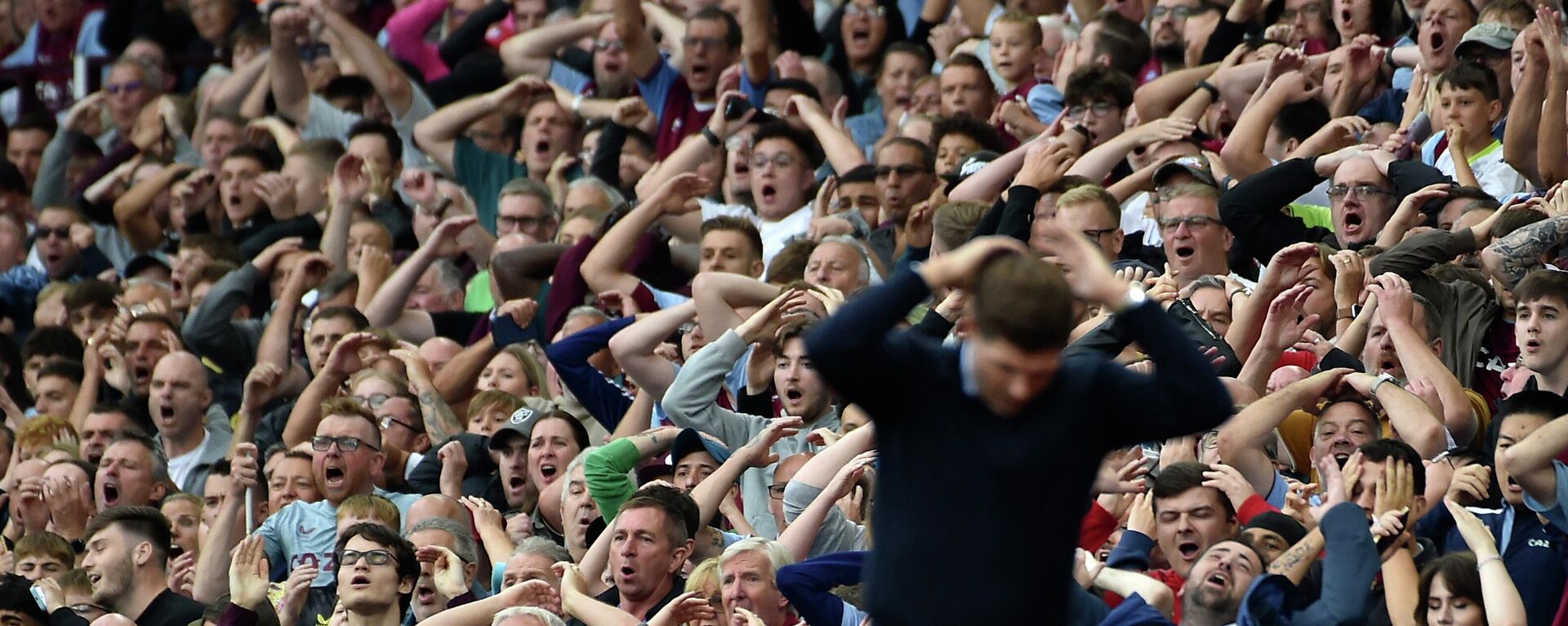 Fans react during the English Premier League soccer match between Aston Villa and Manchester City at Villa Park in Birmingham, England, Saturday, Sept. 3, 2022.  - Sputnik International, 1920, 10.09.2022