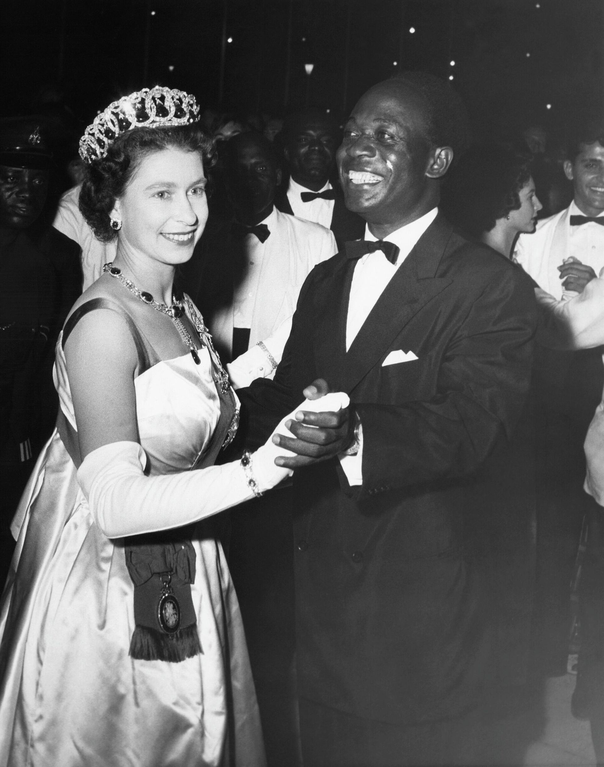 Queen Elizabeth II is partnered by Ghana President Kwame Nkrumah as they dance the popular Ghana rhythmic shuffle known as the High Life at a farewell ball given in honor of the Queen and her husband at the state house in Accra, Ghana at night on Saturday, Nov. 18, 1961. (AP Photo) - Sputnik International, 1920, 10.09.2022