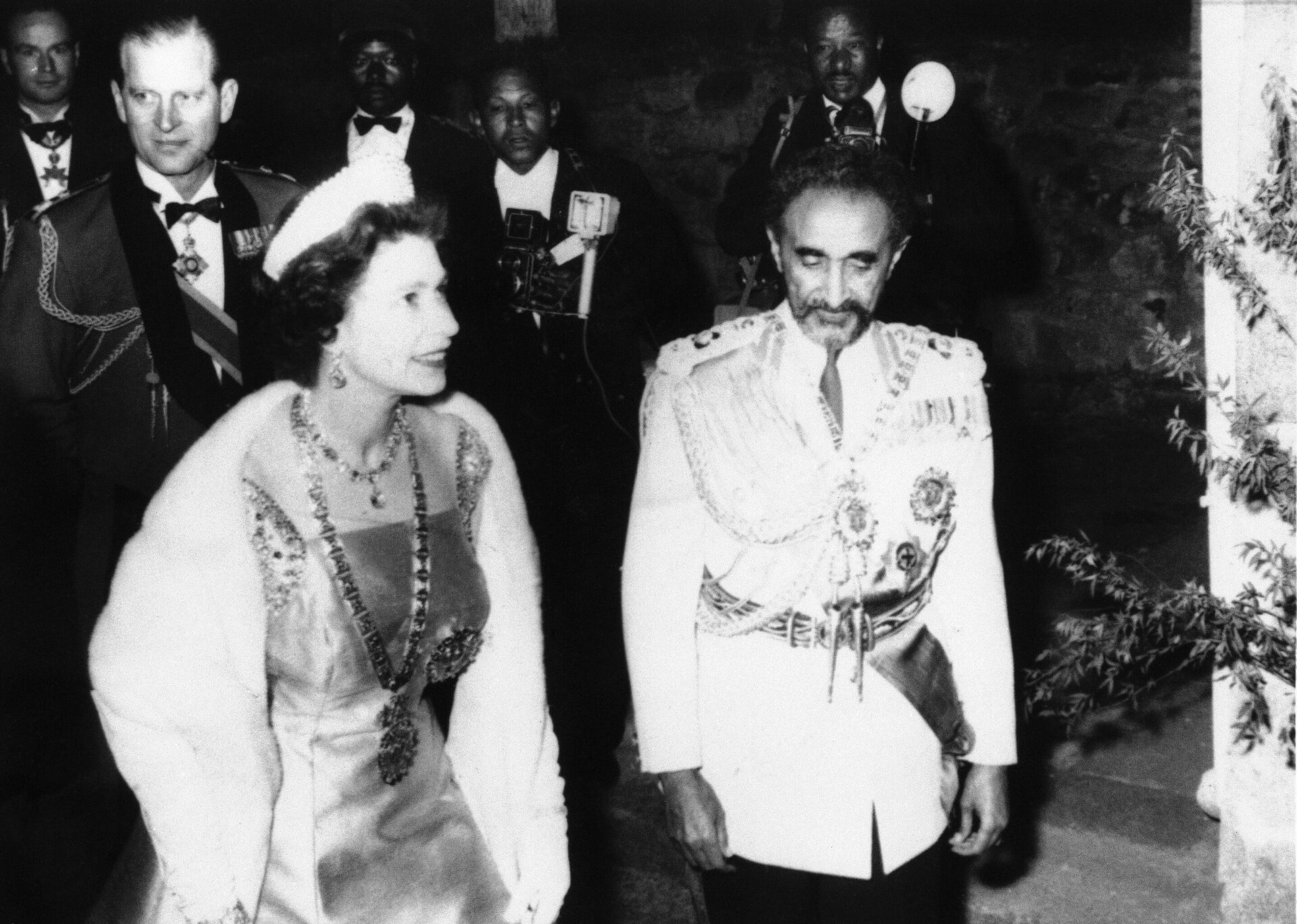 Queen Elizabeth II, the first British monarch to visit Ethiopia, arrives with her host, Emperor Haile Selassie, for a State Banquet on the first day of her eight-day visit in Addis Ababa Feb. 1, 1965. Following is the Duke of Edinburgh. - Sputnik International, 1920, 10.09.2022