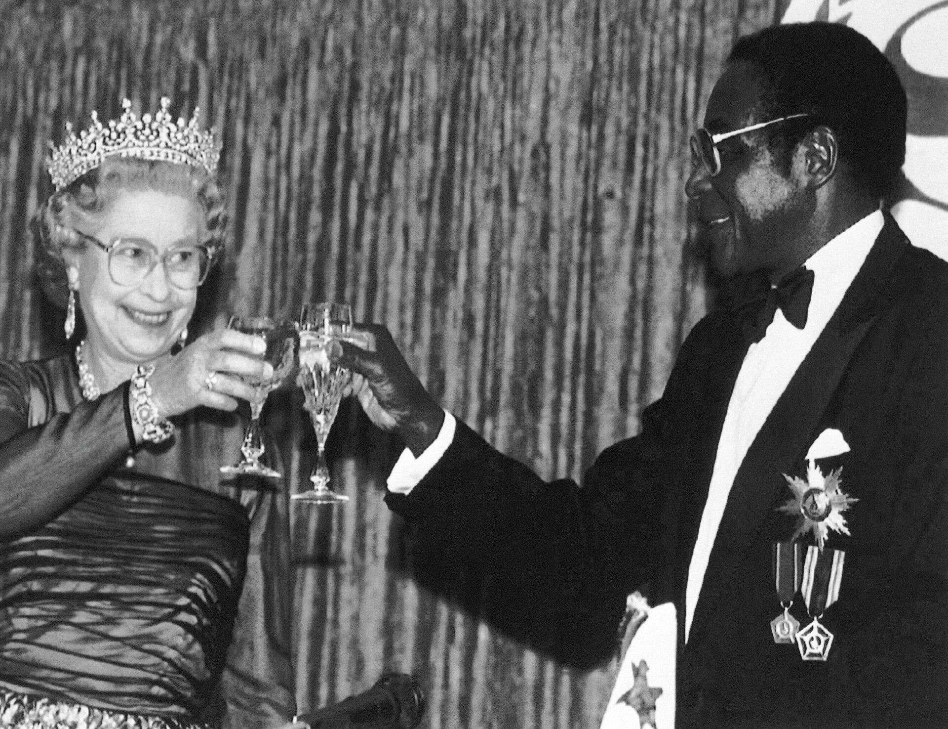 Britain's Queen Elizabeth II joins in a toast with President Robert Mugabe of Zimbabwe, during a banquet in the Queen's honor in Harare, Zimbabwe on Oct. 10, 1991, during her first visit since 1947. - Sputnik International, 1920, 10.09.2022