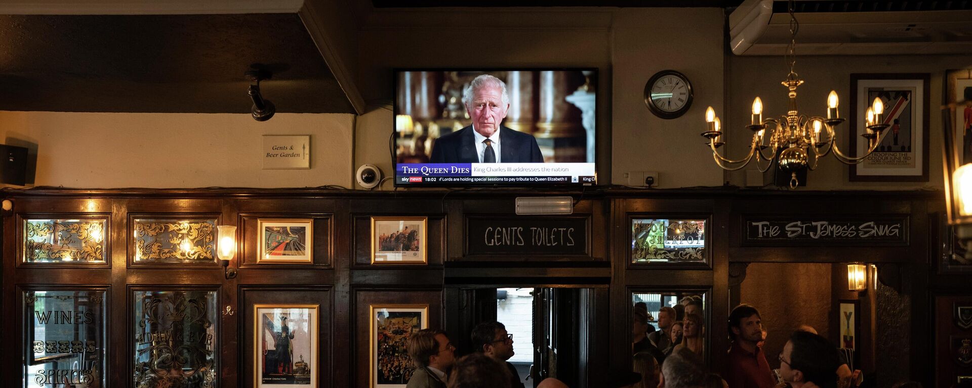 People watch a broadcast of Britain's King Charles III first address to the nation following the death of Queen Elizabeth II in London, Friday, Sept. 9, 2022. - Sputnik International, 1920, 10.09.2022