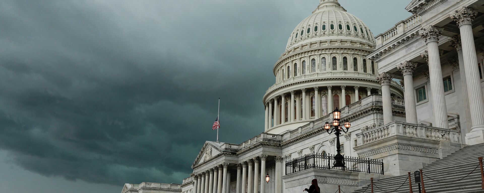 A storm cloud hangs over the U.S. Capitol Building on May 16, 2022 in Washington, DC - Sputnik International, 1920, 17.09.2022