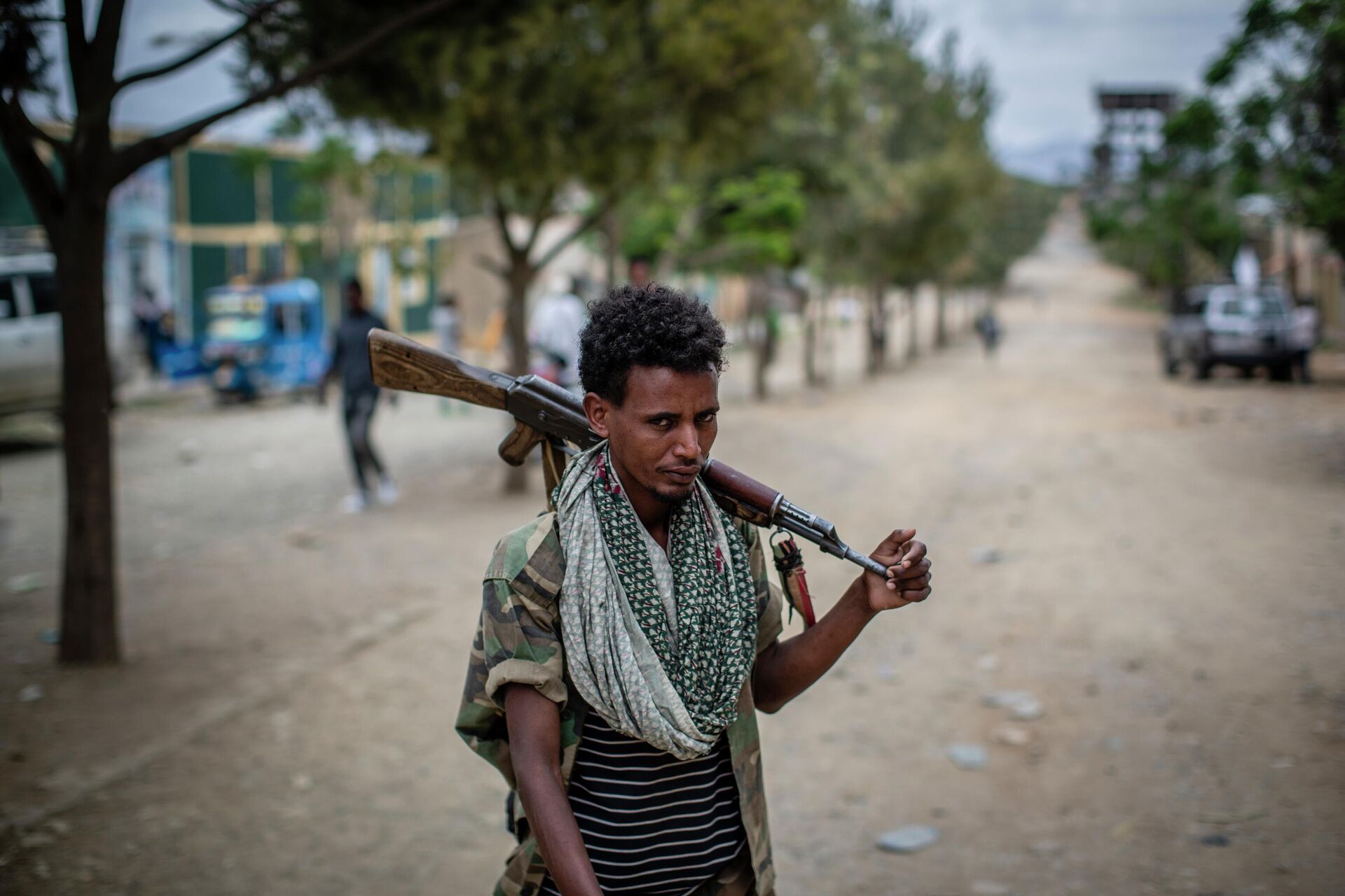 FILE - In this Friday, May 7, 2021 file photo, a fighter loyal to the Tigray People's Liberation Front (TPLF) walks along a street in the town of Hawzen, then-controlled by the group but later re-taken by government forces, in the Tigray region of northern Ethiopia. Tigray forces say Ethiopia’s government has launched its threatened major military offensive against them in an attempt to end a nearly year-old war. A statement from the Tigray external affairs office on Monday, Oct. 11 alleged that hundreds of thousands of Ethiopian “regular and irregular fighters” launched a coordinated assault on several fronts. (AP Photo/Ben Curtis, File) - Sputnik International, 1920, 10.09.2022