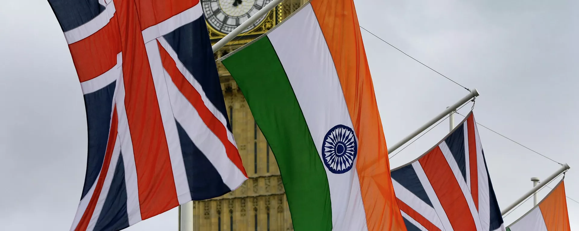 The Union and Indian flags hang near  the London landmark Big Ben  in Parliament Square in London, Thursday, Nov. 12, 2015 - Sputnik International, 1920, 22.09.2022