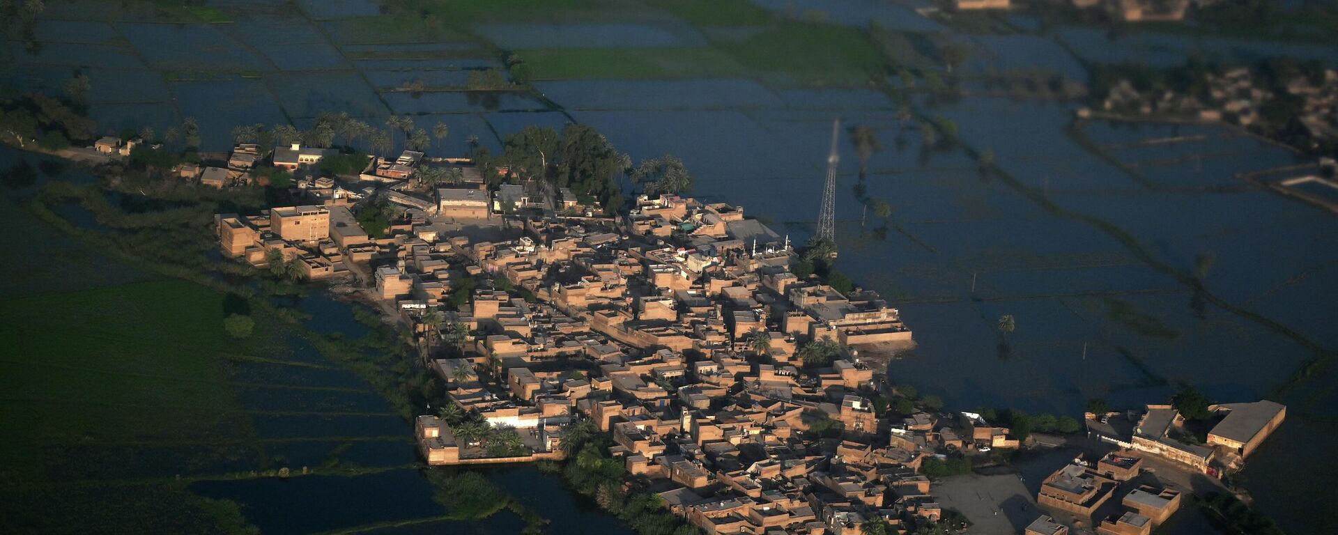 This aerial photograph shows a flooded area on the outskirts of Sukkur, Sindh province, on September 9, 2022 - Sputnik International, 1920, 04.10.2022