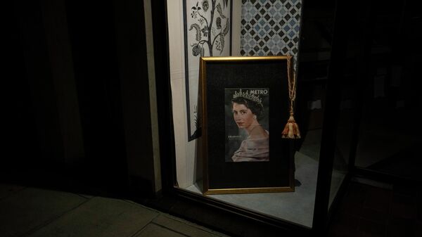 A portrait of Queen Elizabeth II is displayed in a boutique in London, Saturday, Sept. 10, 2022. - Sputnik International