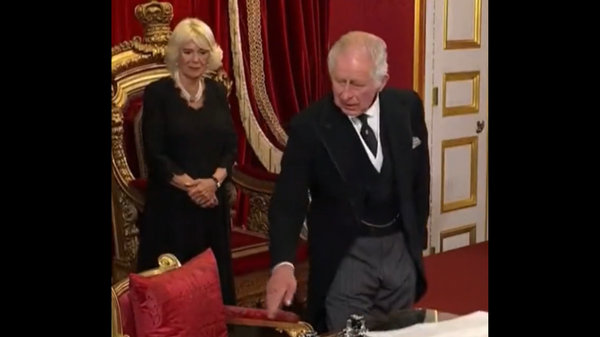 Image captures the moment in which King Charles III shoos away a royal aide in a bid to remove a pen and ink box moments before he's due to sign documents officially proclaiming him Britain’s new ruling monarch. - Sputnik International